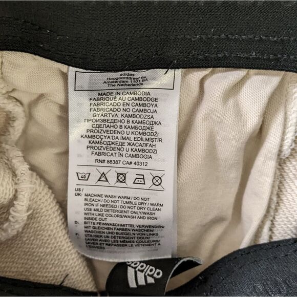 adidas Kids Short Size S please see measurements 👇 - Picture 3 of 4